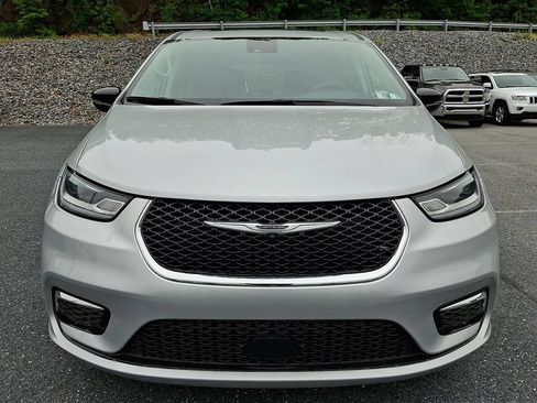 Used 2024 Chrysler Pacifica Limited FWD image 5