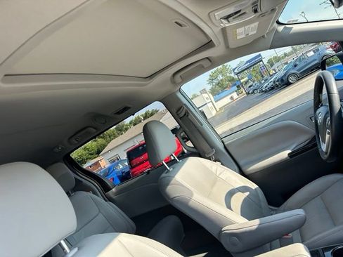 Used 2018 Toyota Sienna XLE w/ XLE Navigation Package FWD image 26