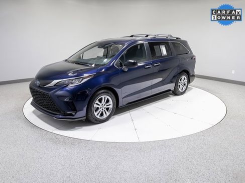 Used 2022 Toyota Sienna XSE image 36