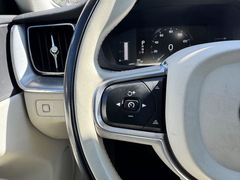 Used 2018 Volvo XC60 T5 Momentum w/ Vision Package image 11