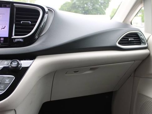 Used 2022 Chrysler Pacifica Touring-L FWD image 24