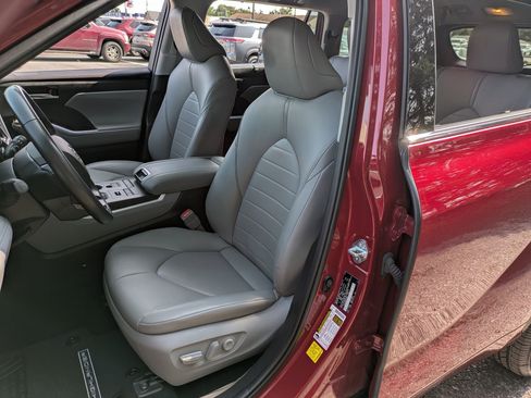 Used 2021 Toyota Highlander XLE image 7