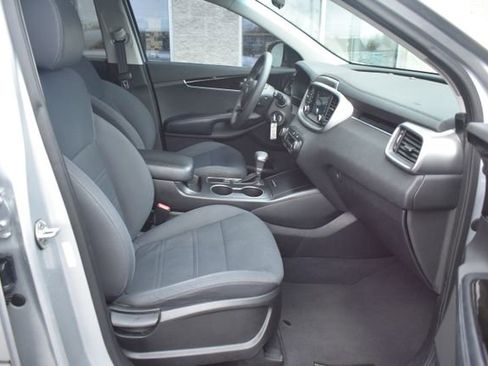 Used 2019 Kia Sorento LX image 40