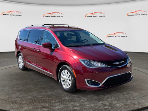 Used 2017 Chrysler Pacifica Touring-L FWD image 5