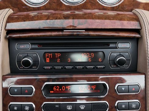 Used 2009 Bentley Azure image 62