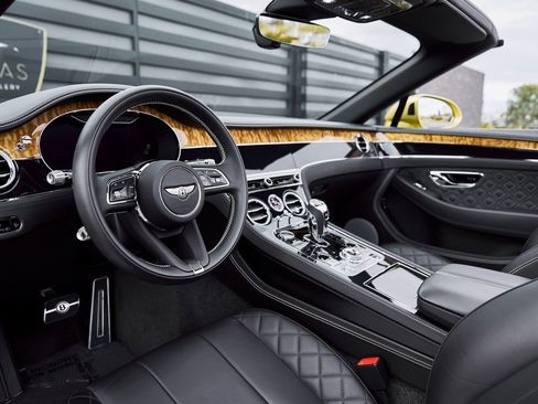 Used 2022 Bentley Continental GT image 2