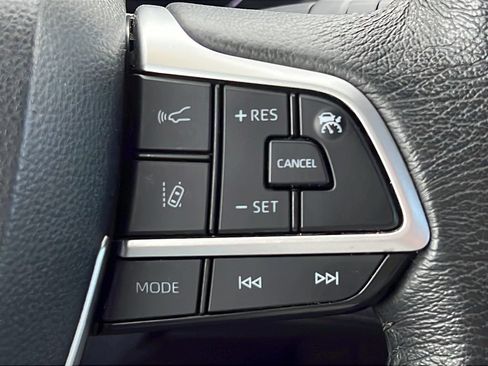 Used 2024 Toyota Sienna XLE FWD image 21