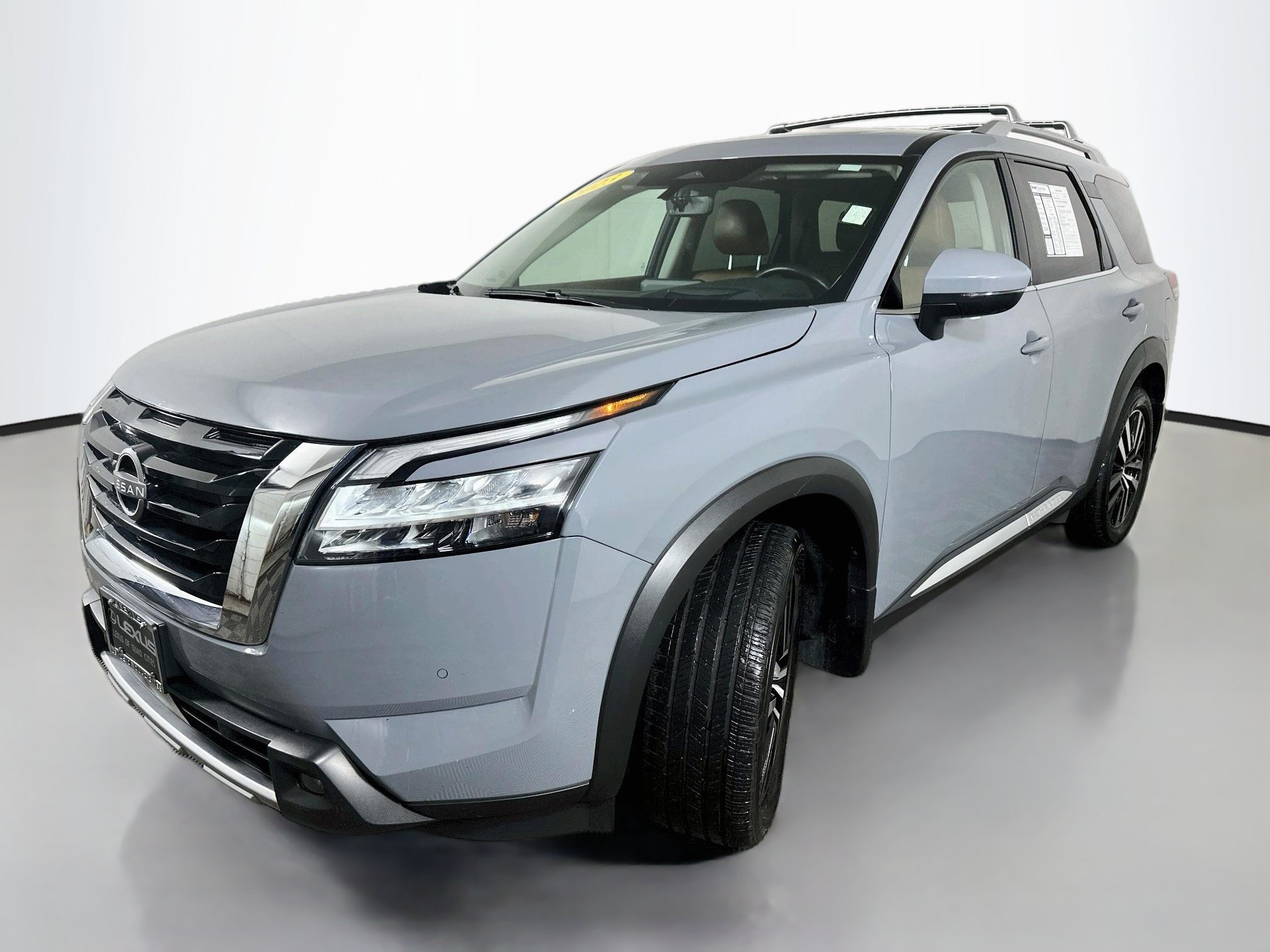 Used 2023 Nissan Pathfinder Platinum AWD/4WD image 3