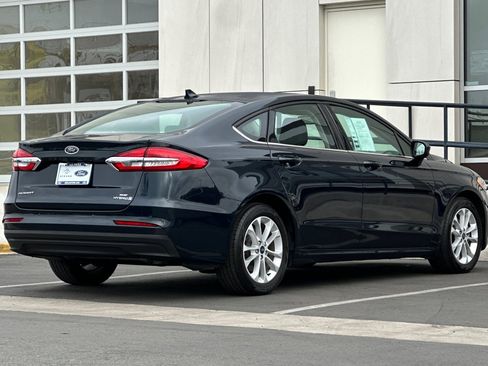 Used 2020 Ford Fusion SE image 3