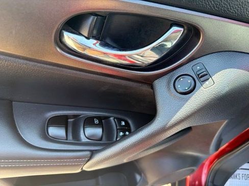 Used 2016 Nissan Rogue SV AWD/4WD image 12