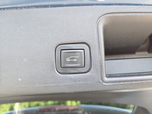Used 2024 GMC Terrain SLT w/ Tech Package FWD image 21