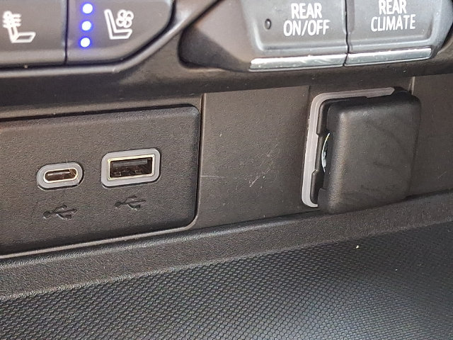 Used 2021 Chevrolet Suburban Premier AWD/4WD image 23