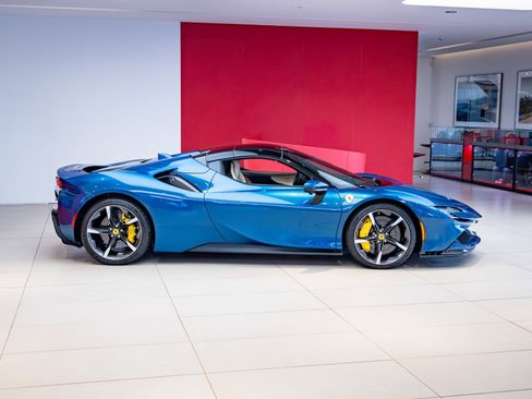 Used 2025 Ferrari SF90 Spider image 32