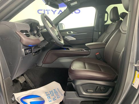 Used 2025 Ford Explorer Platinum RWD image 15