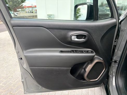 Used 2023 Jeep Renegade Latitude AWD/4WD image 10
