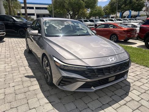 Used 2025 Hyundai Elantra SEL FWD image 16