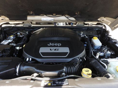 Used 2018 Jeep Wrangler Sahara w/ Connectivity Group AWD/4WD image 13