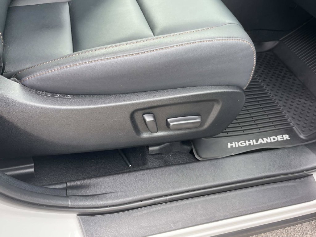 Used 2019 Toyota Highlander XLE FWD image 30