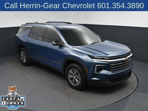 Used 2025 Chevrolet Traverse LT FWD image 1