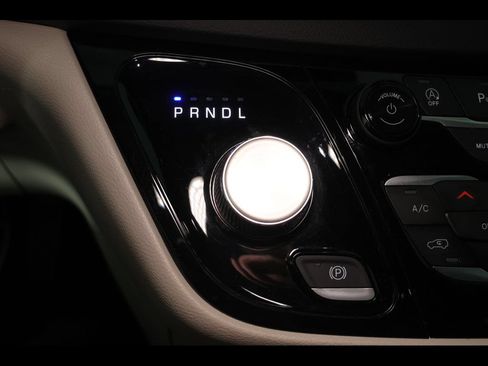 Used 2024 Chrysler Pacifica Touring-L FWD image 26