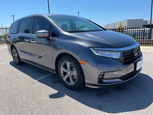 Used 2024 Honda Odyssey EX image 3