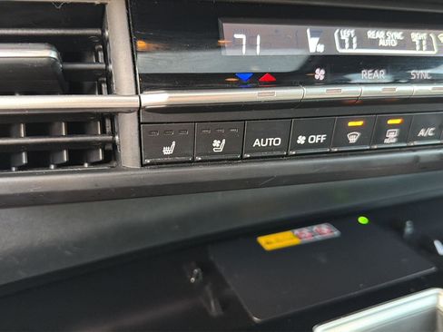 Certified 2025 Toyota Sienna Platinum FWD image 27
