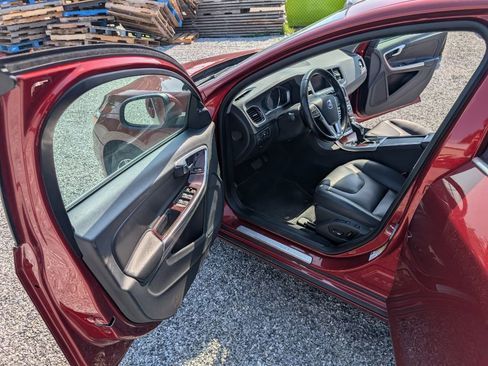 Used 2017 Volvo S60 T5 Inscription image 12