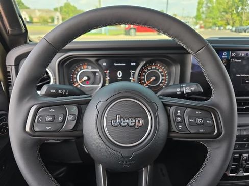 Used 2025 Jeep Gladiator Sport AWD/4WD image 18