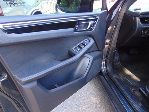 Used 2017 Porsche Macan AWD/4WD image 30