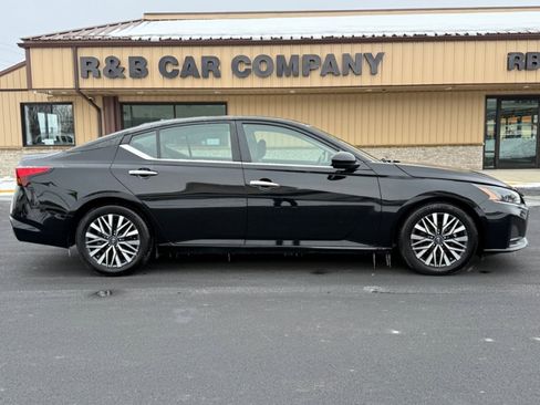 Used 2023 Nissan Altima 2.5 SV w/ SV Premium Package image 9