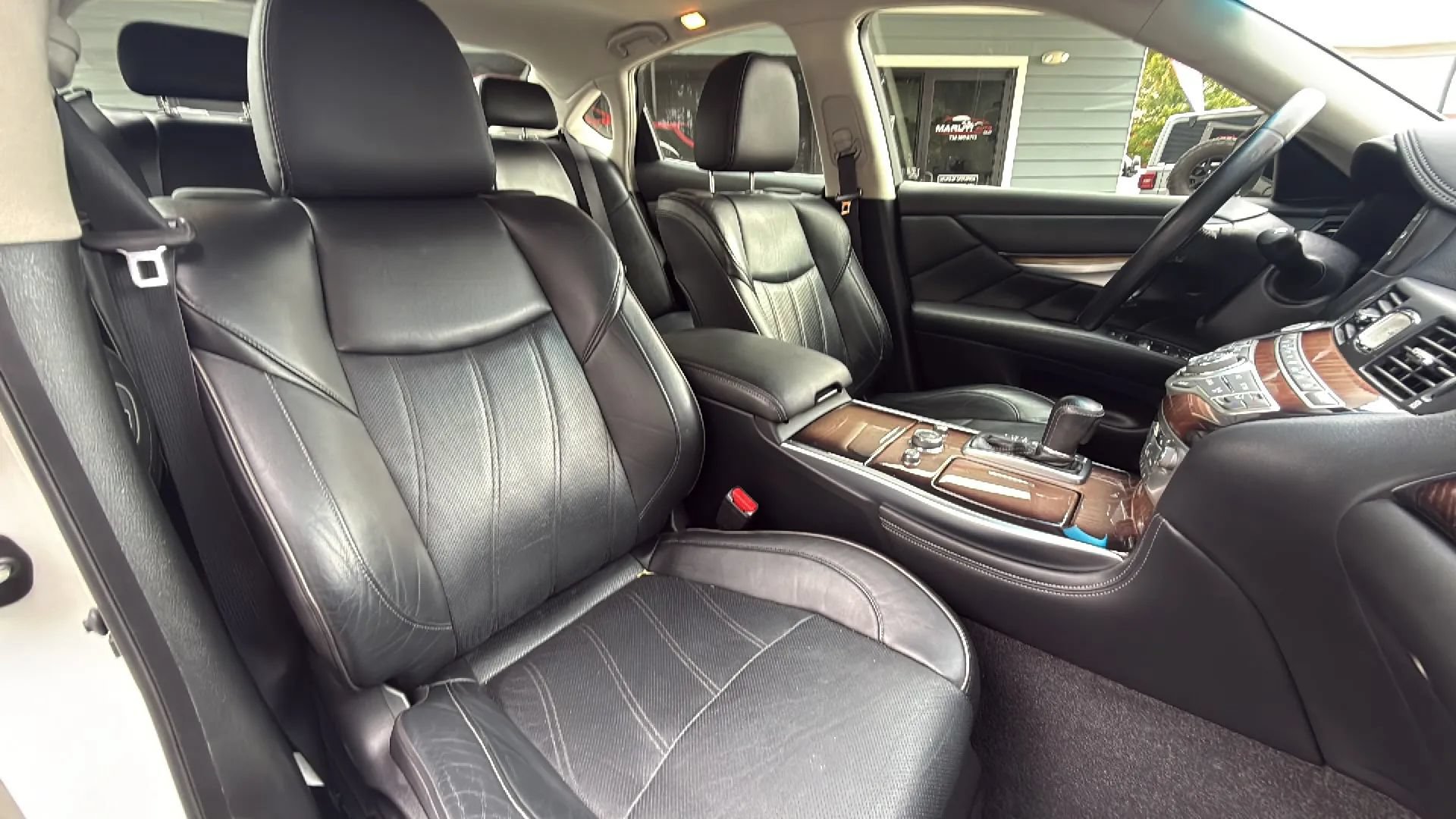 Used 2015 INFINITI Q70 3.7 w/ Deluxe Touring Package AWD/4WD image 24
