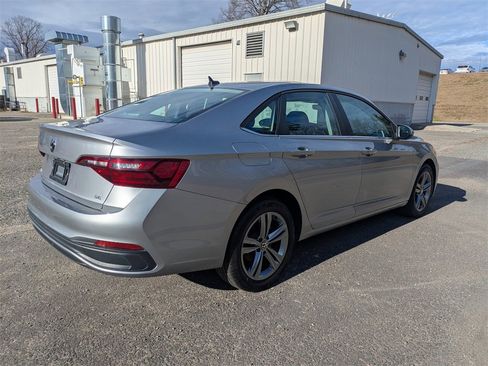 Certified 2024 Volkswagen Jetta SE image 4