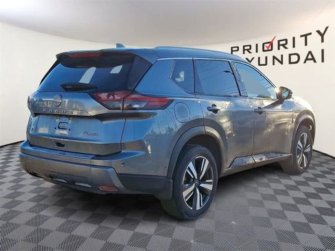 Used 2024 Nissan Rogue SL w/ SL Premium Package image 3