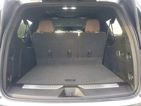 Used 2023 Chevrolet Suburban High Country image 9