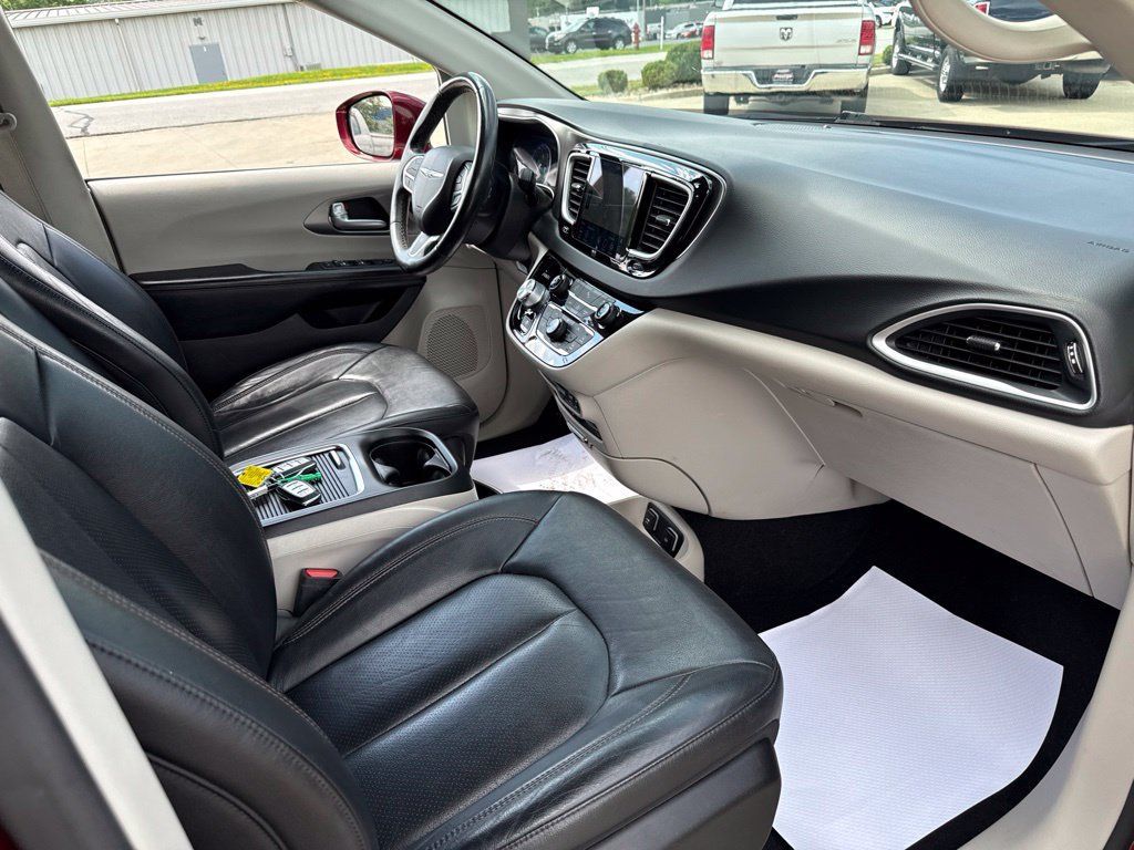 Used 2020 Chrysler Pacifica Touring-L Plus FWD image 46