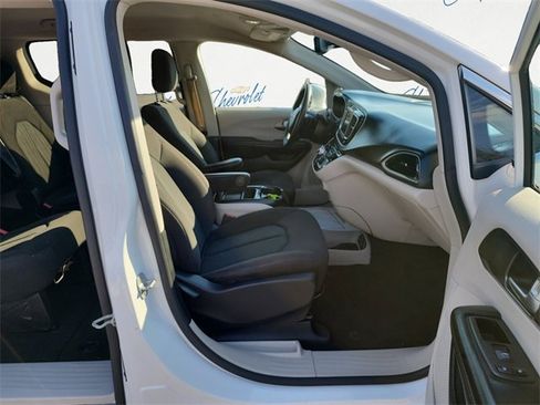 Used 2020 Chrysler Pacifica Touring image 13