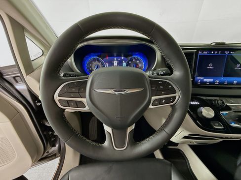 Used 2023 Chrysler Pacifica Touring-L FWD image 11