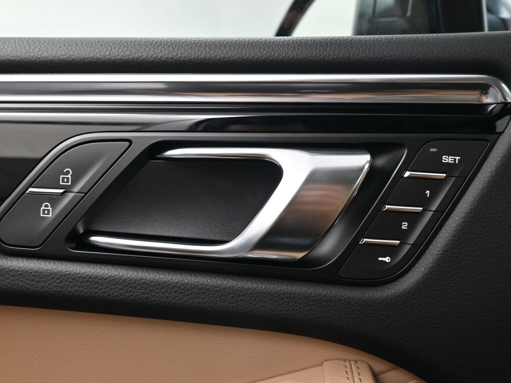 Certified 2026 Porsche Macan AWD/4WD image 18