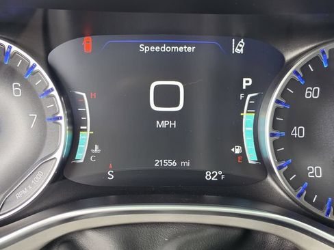 Used 2024 Chrysler Pacifica Limited AWD/4WD image 39