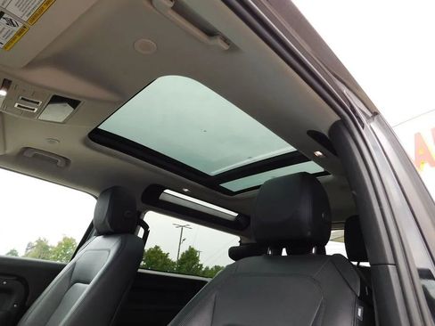 Used 2024 Land Rover Defender 90 S image 12