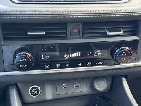 Used 2023 Nissan Rogue SV FWD image 13