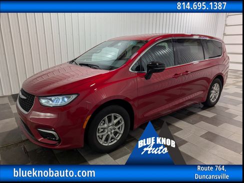 Used 2025 Chrysler Pacifica Select image 1