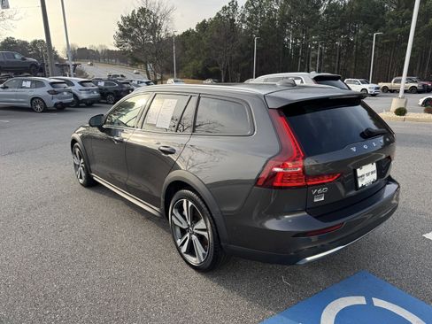 Used 2025 Volvo V60 B5 Cross Country Plus image 7
