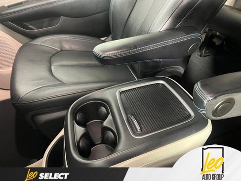 Used 2021 Chrysler Pacifica Touring-L FWD image 24