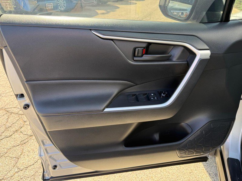 Used 2022 Toyota RAV4 LE AWD/4WD image 18