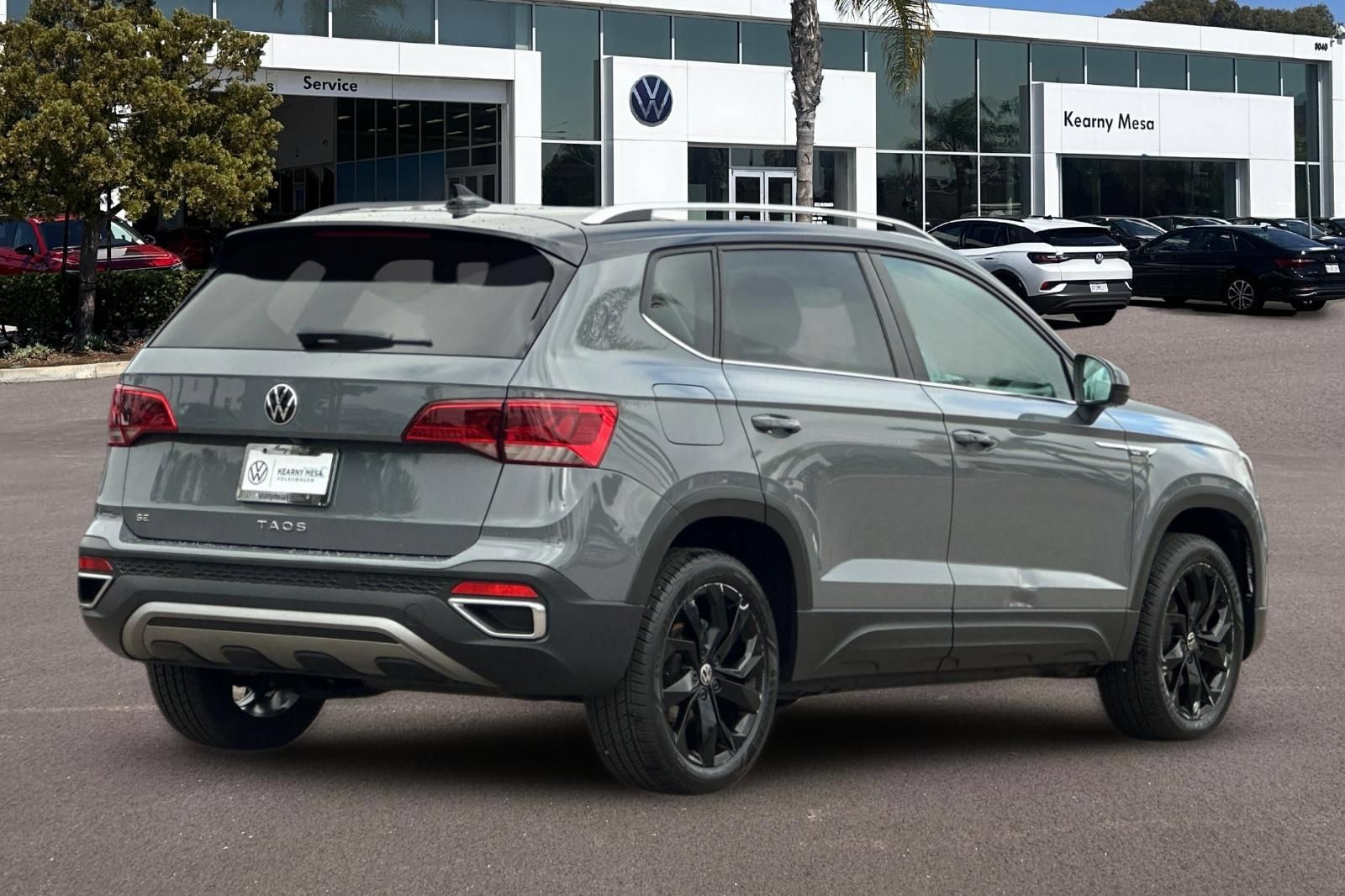 Used 2023 Volkswagen Taos SE w/ Panoramic Sunroof Package FWD image 4