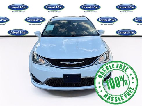 Used 2018 Chrysler Pacifica Touring-L image 2