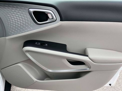 Certified 2025 Kia Soul LX w/ LX Technology Package FWD image 11