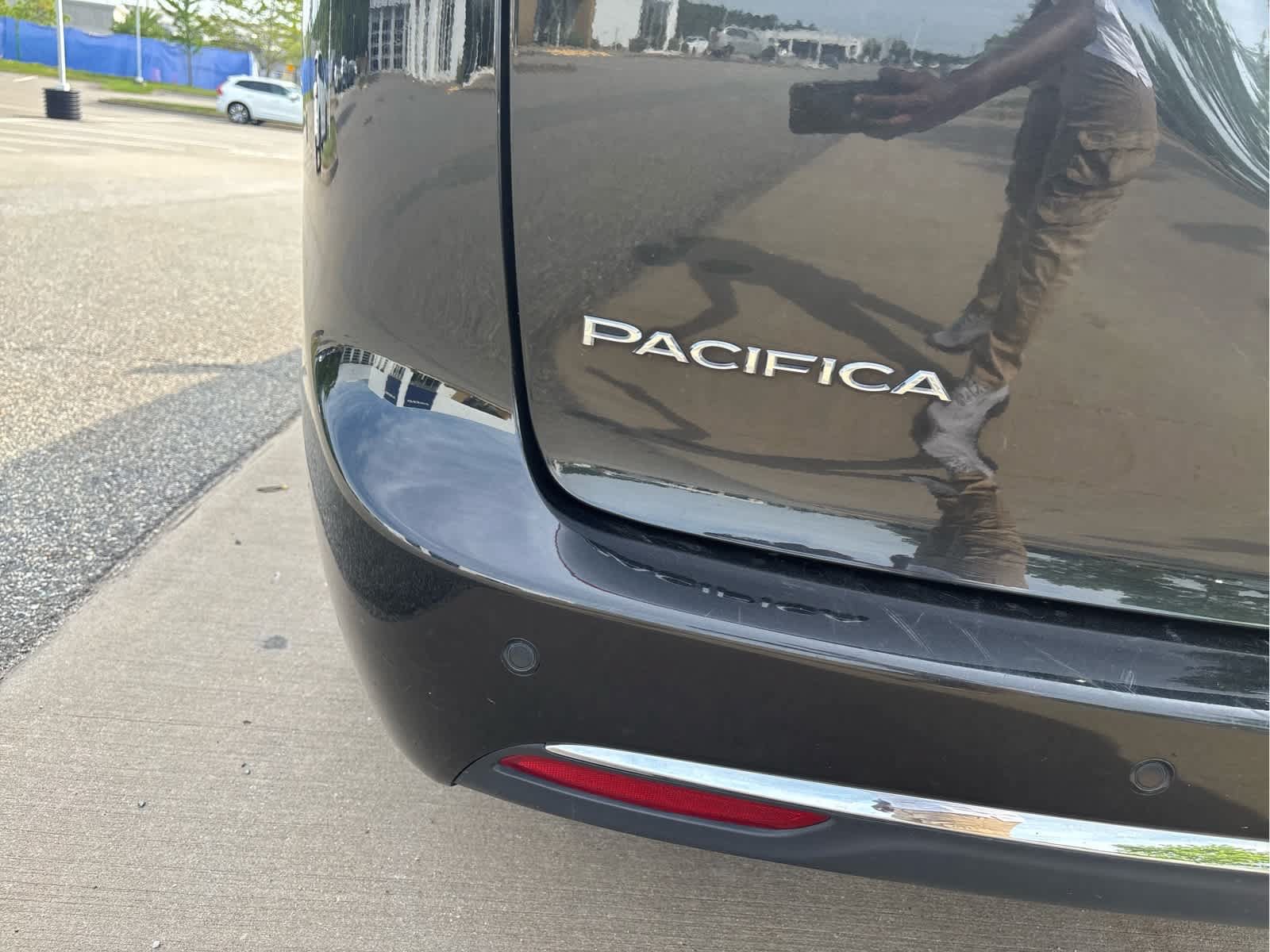 Used 2023 Chrysler Pacifica Touring-L FWD image 8