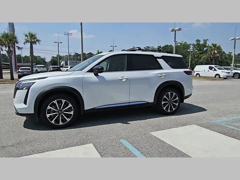 New 2026 Nissan Pathfinder Platinum FWD image 22